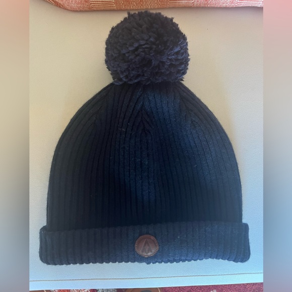 Alps & Meters Cashmere Classic Pom Hat - Picture 2 of 3